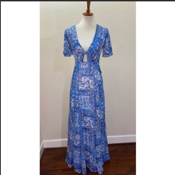 Lulus Dresses & Skirts - NWT Lulu’s Blue Maxi Dress Size XS